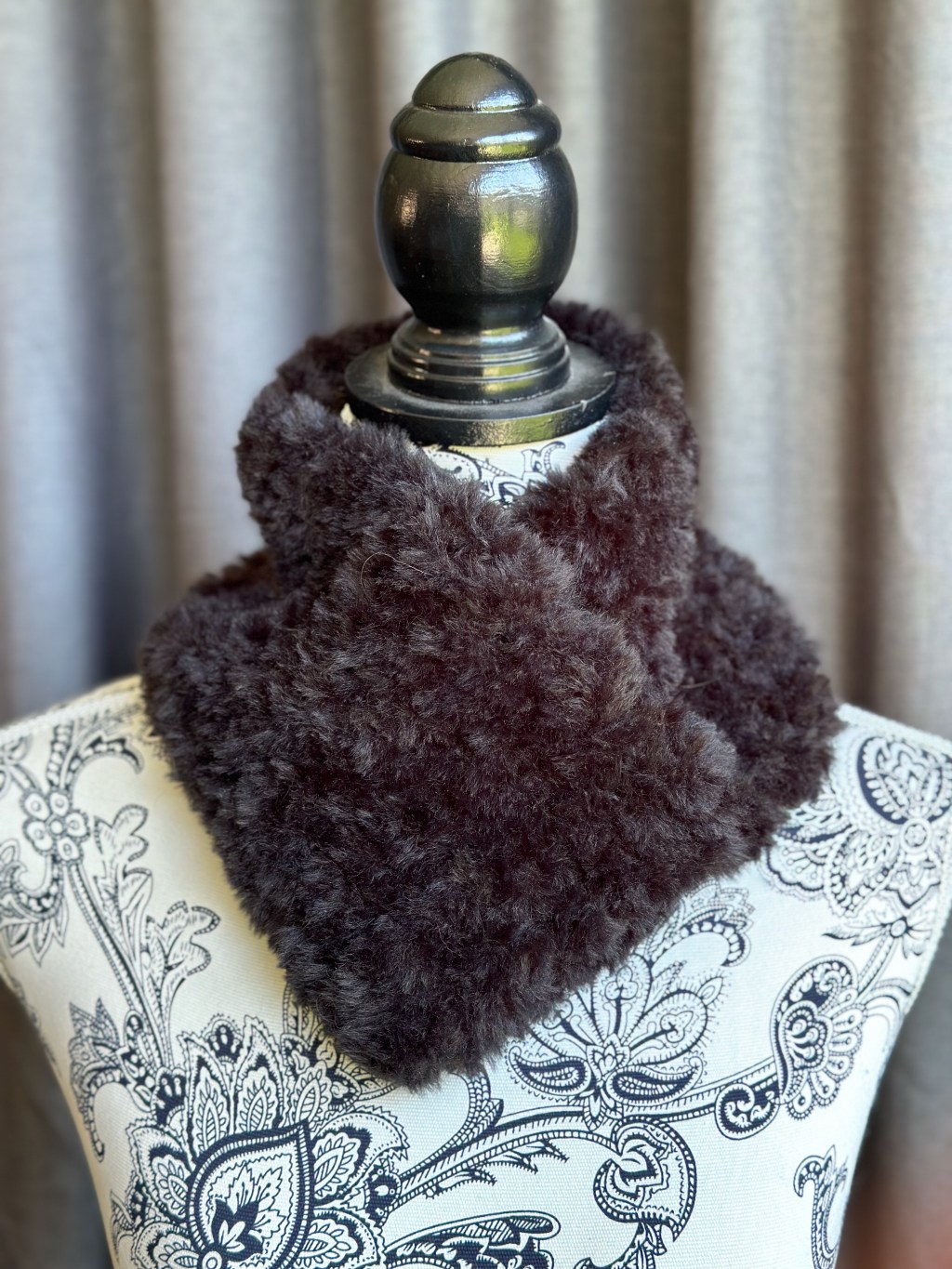 Super easy and quick furry crochet&nbsp;cowl!